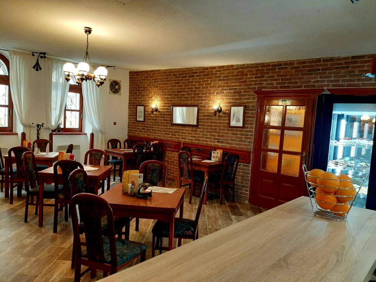 Penzion - Restaurant U Zamku 베코브나드테플로우 외부 사진
