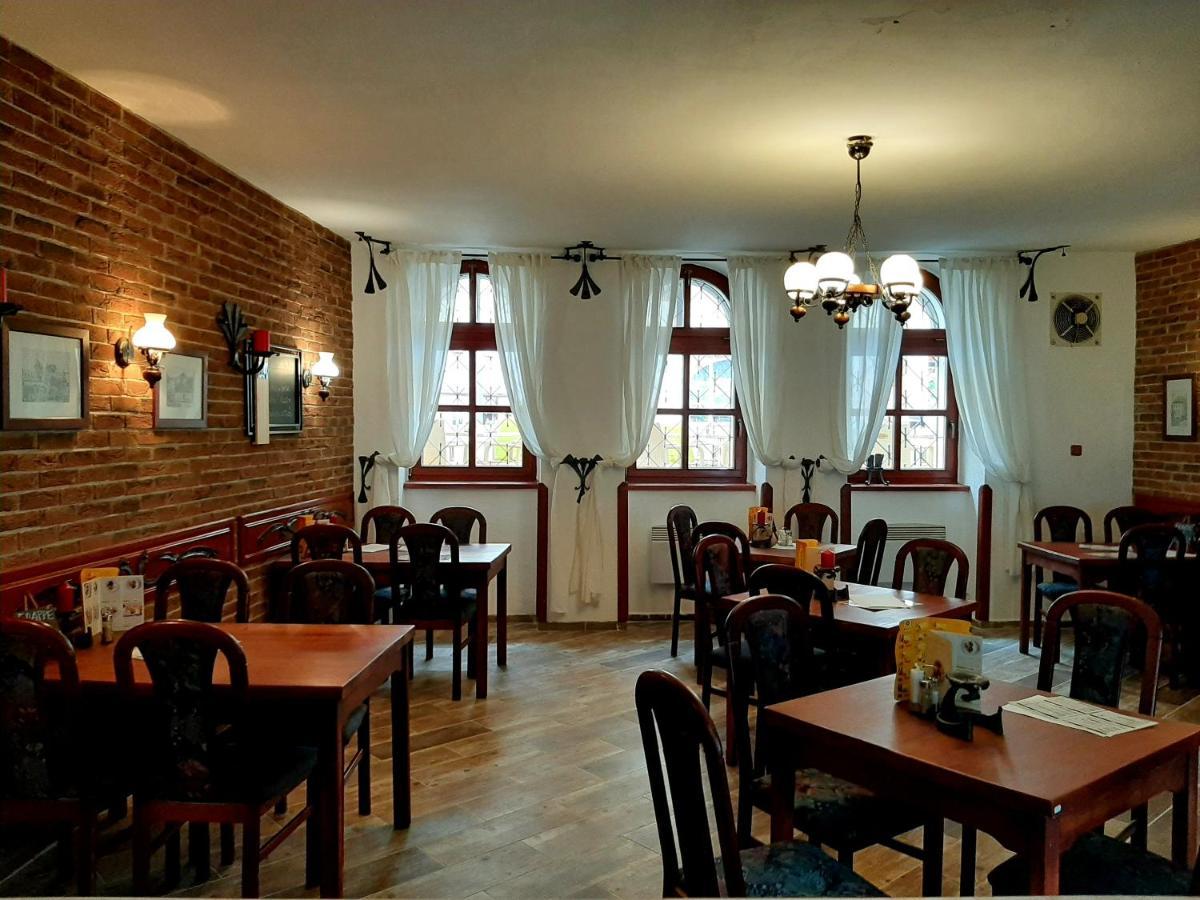 Penzion - Restaurant U Zamku 베코브나드테플로우 외부 사진