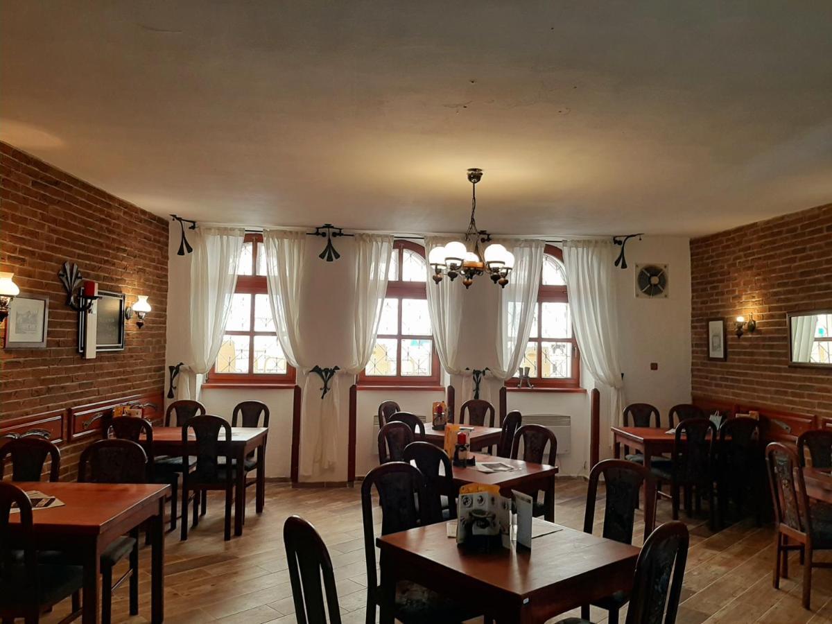 Penzion - Restaurant U Zamku 베코브나드테플로우 외부 사진